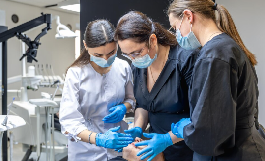 Die richtige Wahl treffen: Faktoren für die Suche nach zahnmedizinischen Dienstleistungen zahnmedizinischen